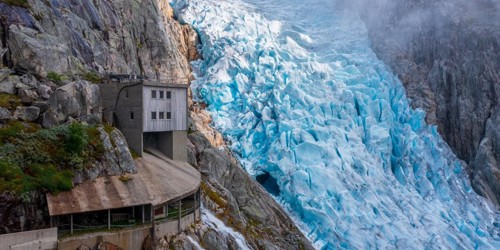 Bilde av Mauranger kraftverk og isbre ved siden av