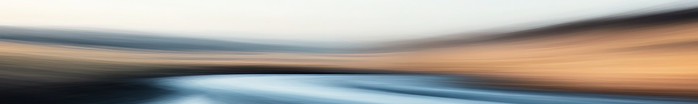 Et utydelig bilde av en elv i et landskap