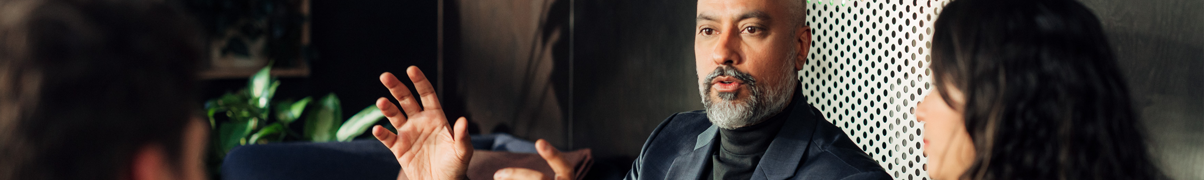 Tre personer som snakker