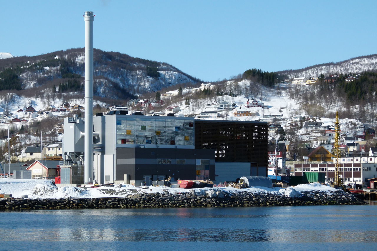 Fjernvarmeanlegg som ligger ved siden av et vann