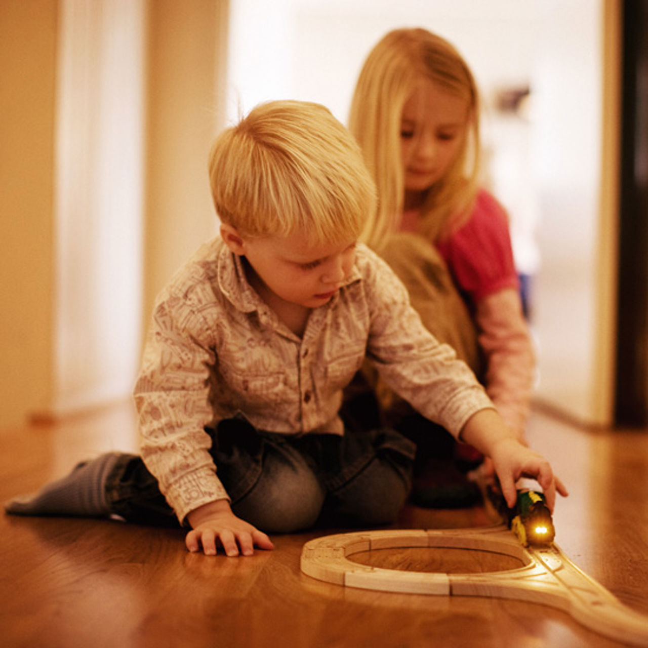 Barn som leker på gulvet