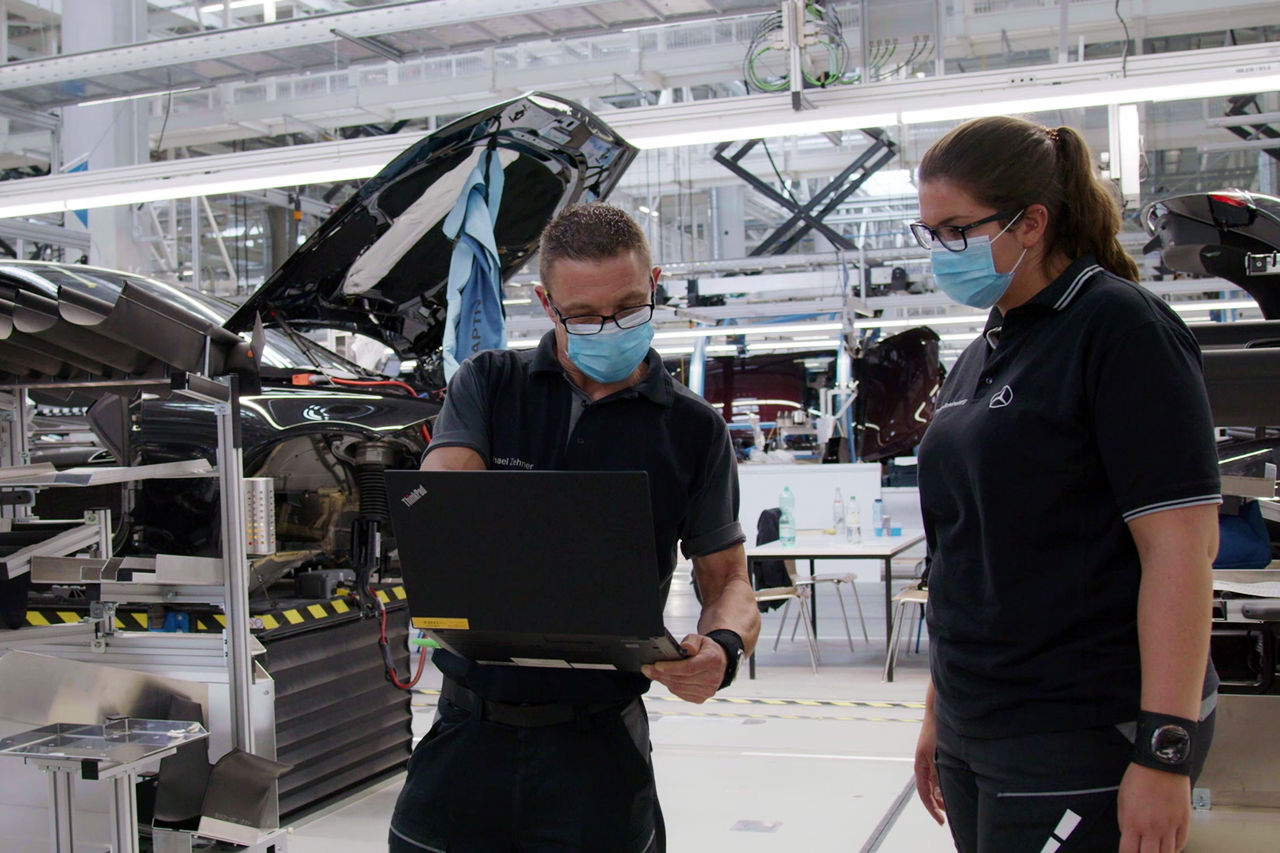 To ansatte jobber i en bilfabrikk 