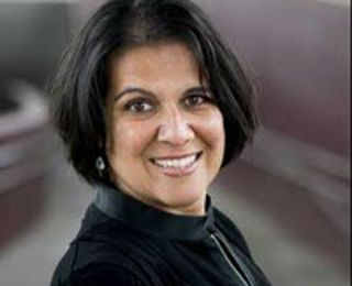 Dame med kort mørkt hår smiler