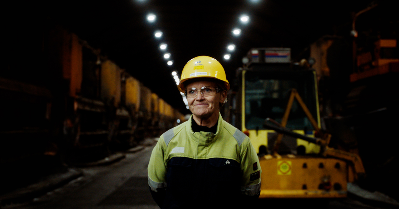 Dame i verneutstyr smiler til kameraet