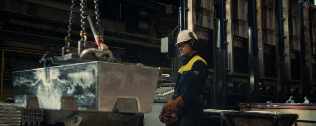 Industrimedarbeider jobber i et produksjonsanlegg