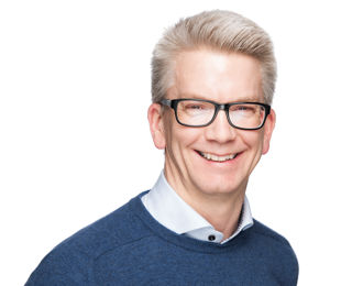 Arvid smiler inn i kameraet 